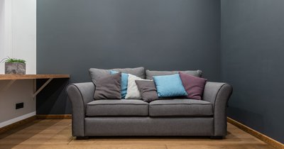 Šedá farba v interiéri: ako jej zabrániť, aby pôsobila chladne